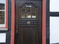 Holz-Haustür nach der Restaurierung
