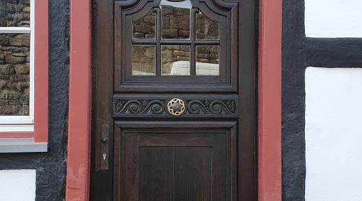 Holz-Haustür nach der Restaurierung
