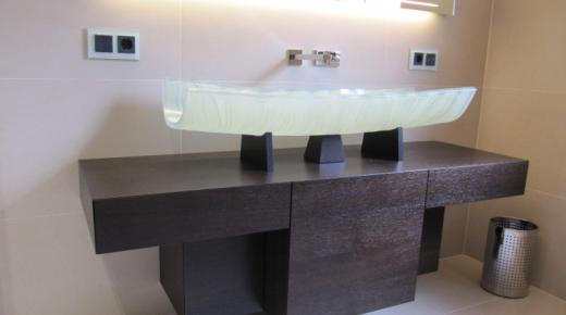 Waschbeckenunterschrank seitlich