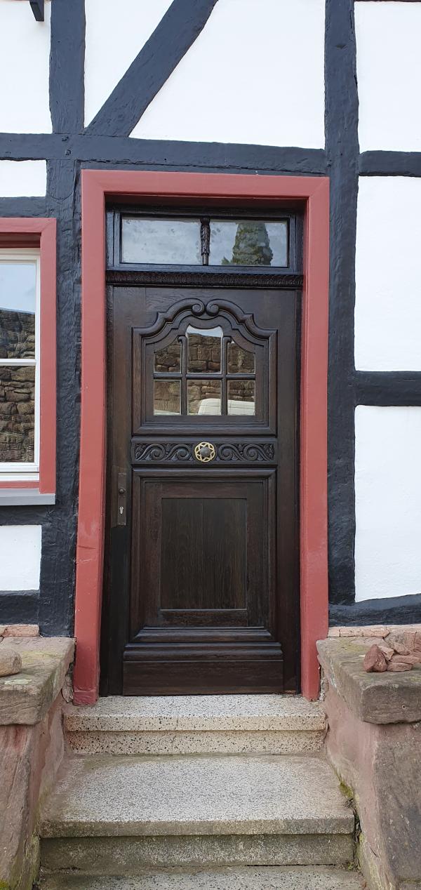 Holz-Haustür nach der Restaurierung