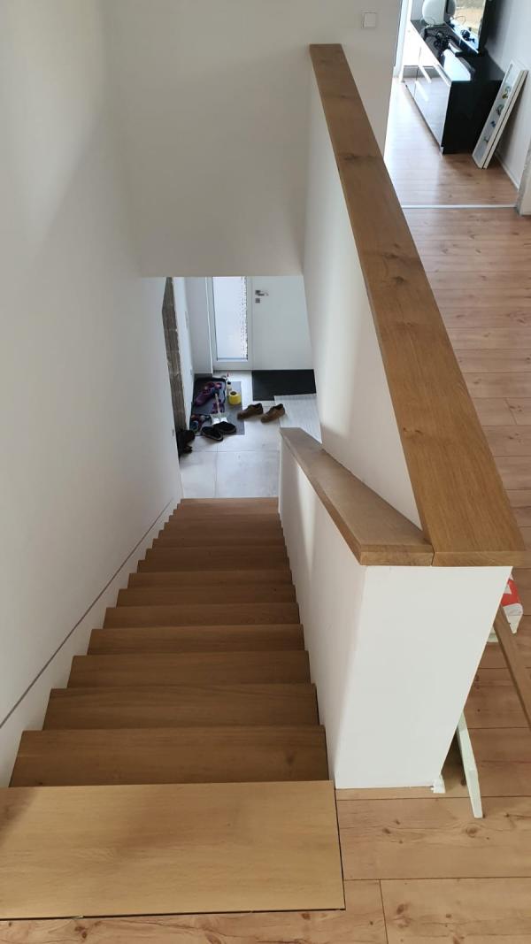 Holztreppe mit Geländer
